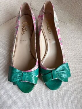 Butter Pink Floral Peep-Toe Pumps with Green Bow
